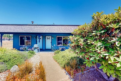 Perfect beach room with fast WiFI - walk to Old Town shops & eateries