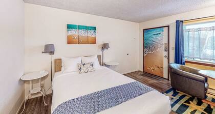 Perfect beach room with fast WiFI - walk to Old Town shops & eateries