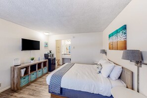 WiFi, bed sheets - Perfect beach room with fast WiFI - walk to Old Town shops & eateries (Bandon)