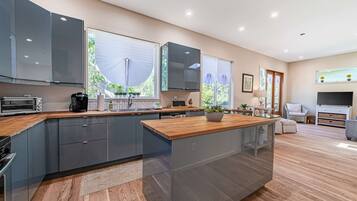 Coffee/tea maker, fridge, microwave, oven