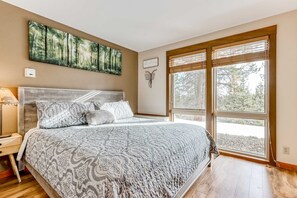 3 bedrooms, iron/ironing board, WiFi, bed sheets - All-Suite Alpine Getaway - Pools, Hot Tubs & Golf - Shuttle to Ski Mountain (Bend)
