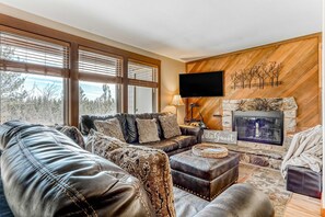 TV, fireplace, DVD player, offices - All-Suite Alpine Getaway - Pools, Hot Tubs & Golf - Shuttle to Ski Mountain (Bend)
