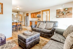 TV, fireplace, DVD player, offices - All-Suite Alpine Getaway - Pools, Hot Tubs & Golf - Shuttle to Ski Mountain (Bend)