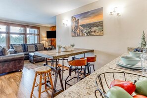Dining - All-Suite Alpine Getaway - Pools, Hot Tubs & Golf - Shuttle to Ski Mountain (Bend)