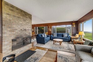 TV, fireplace, DVD player, offices - Vintage home with ocean views, private path to shore & fenced dog-friendly yard (Waldport)