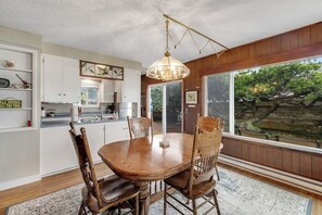 Dining - Vintage home with ocean views, private path to shore & fenced dog-friendly yard (Waldport)