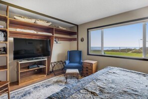 2 bedrooms, iron/ironing board, WiFi, bed sheets - Vintage home with ocean views, private path to shore & fenced dog-friendly yard (Waldport)