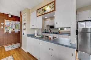 Coffee/tea maker, fridge, microwave, oven - Vintage home with ocean views, private path to shore & fenced dog-friendly yard (Waldport)