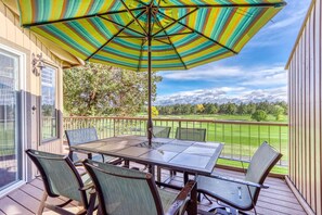 Outdoor dining - Refined golf course resort home on the fairway with a private hot tub (Eagle Crest)