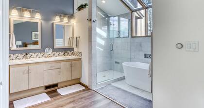 Refined golf course resort home on the fairway with a private hot tub