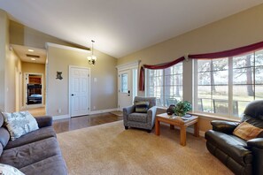 TV, fireplace, table football - Tree-lined retreat with a hot tub, grill, game room, & W/D - mountain views (Sisters)