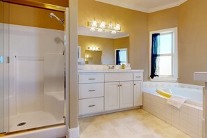 Shower, hair dryer, towels - Tree-lined retreat with a hot tub, grill, game room, & W/D - mountain views (Sisters)