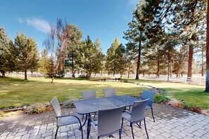 Outdoor dining - Tree-lined retreat with a hot tub, grill, game room, & W/D - mountain views (Sisters)