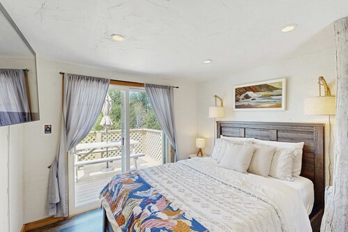 Dog-friendly cabin tucked Into the trees with WiFi, washer/dryer, & ocean views