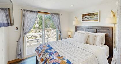 Dog-friendly cabin tucked Into the trees with WiFi, washer/dryer, & ocean views