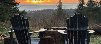 Dog-friendly cabin tucked Into the trees with WiFi, washer&dryer, & ocean views