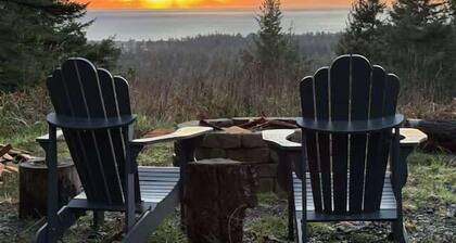 Dog-friendly cabin tucked Into the trees with WiFi, washer&dryer, & ocean views