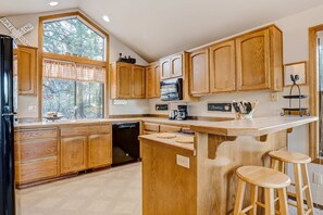Fridge, microwave, oven, stovetop - Inviting home with deck, gas grill, hot tub, pools, and SHARC passes (Sunriver)