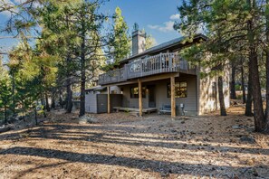 Exterior - Inviting home with deck, gas grill, hot tub, pools, and SHARC passes (Sunriver)