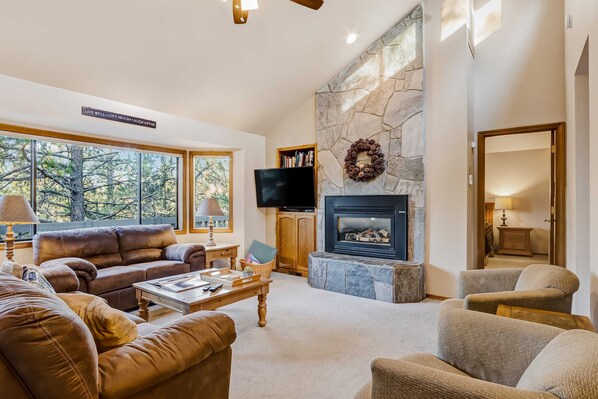 TV, fireplace, DVD player - Inviting home with deck, gas grill, hot tub, pools, and SHARC passes (Sunriver)