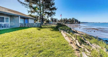 Cute Waterfront Cottage with Private washer&dryer & Wonderful Views of the Bay