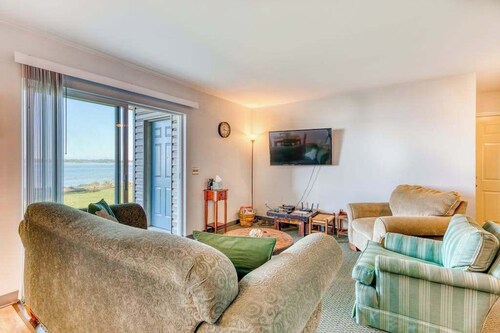 Cute Waterfront Cottage with Private washer&dryer & Wonderful Views of the Bay