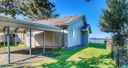 Cute Waterfront Cottage with Private washer&dryer & Wonderful Views of the Bay