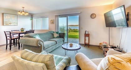 Cute Waterfront Cottage with Private Washer/Dryer & Wonderful Views of the Bay