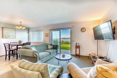 Cute Waterfront Cottage with Private Washer/Dryer & Wonderful Views of the Bay