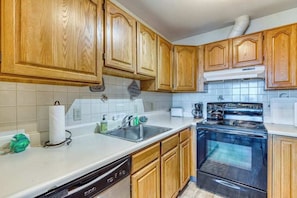 Coffee/tea maker, fridge, microwave, oven