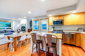 Fridge, microwave, oven, stovetop - Relaxing dog-friendly home with patio & spacious living area MCA #439 (Manzanita)
