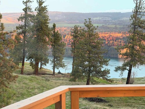 Dog-friendly, 2-level gorge view home with hot tub, lovely deck, central AC, W&D