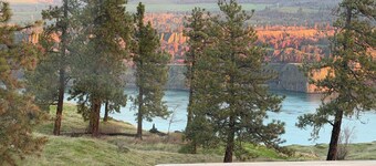 Dog-friendly, 2-level gorge view home with hot tub, lovely deck, central AC, W&D