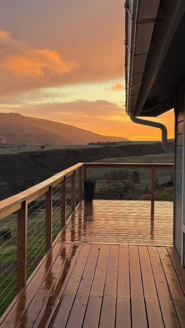 Terrace/patio - Dog-friendly, 2-level gorge view home with hot tub, lovely deck, central AC, W&D (The Dalles)