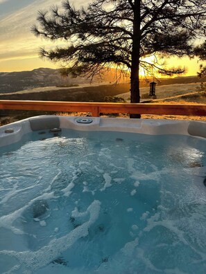 Outdoor spa tub - Dog-friendly, 2-level gorge view home with hot tub, lovely deck, central AC, W&D (The Dalles)