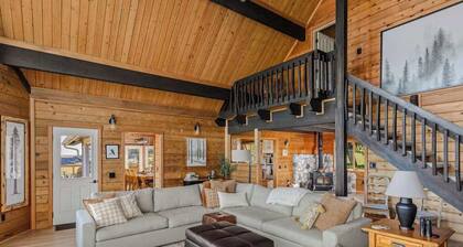 Dog-friendly, 2-level gorge view home with hot tub, lovely deck, central AC, W&D