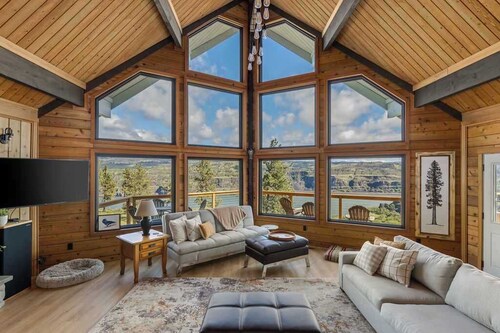 Dog-friendly, 2-level gorge view home with hot tub, lovely deck, central AC, W&D