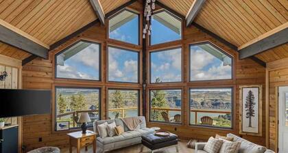 Dog-friendly, 2-level gorge view home with hot tub, lovely deck, central AC, W&D