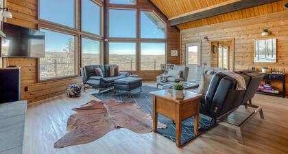 Dog-friendly, 2-level gorge view home with hot tub, lovely deck, central AC, W/D