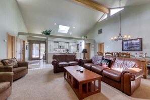 TV, fireplace, stereo - Home with private hot tub, grill, free SHARC access, AC, & washer&dryer (Sunriver)
