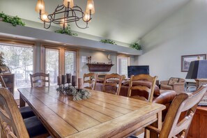 Dining - Home with private hot tub, grill, free SHARC access, AC, & washer&dryer (Sunriver)
