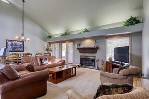 TV, fireplace, stereo - Home with private hot tub, grill, free SHARC access, AC, & washer&dryer (Sunriver)