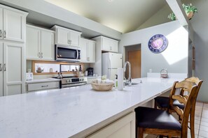Fridge, microwave, oven, stovetop - Home with private hot tub, grill, free SHARC access, AC, & washer&dryer (Sunriver)