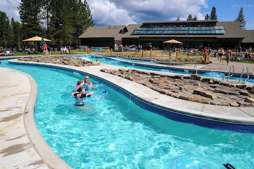 Wood-beam cabin with amazing location, pools, hot tub & SHARC passes