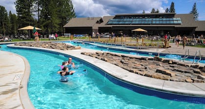 Wood-beam cabin with amazing location, pools, hot tub & SHARC passes