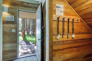 Interior - Wood-beam cabin with amazing location, pools, hot tub & SHARC passes (Sunriver)