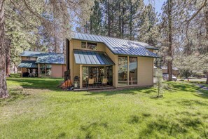 Exterior - Wood-beam cabin with amazing location, pools, hot tub & SHARC passes (Sunriver)