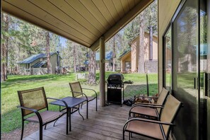 Outdoor dining - Wood-beam cabin with amazing location, pools, hot tub & SHARC passes (Sunriver)