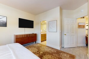 1 dormitorio, escritorio, tabla de planchar con plancha y wifi