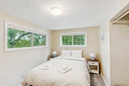 Full duplex with patio/deck, mountain views, washer/dryer, dogs allowed